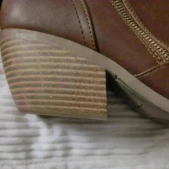 G by Guess Brown ankle boots.  Size 9.5. Gold zipper on outside. - Picture 12 of 12
